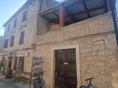 House with business premises in Brtonigla