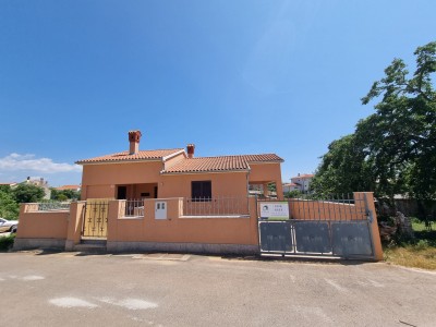 Detached house with two apartments near Rovinj