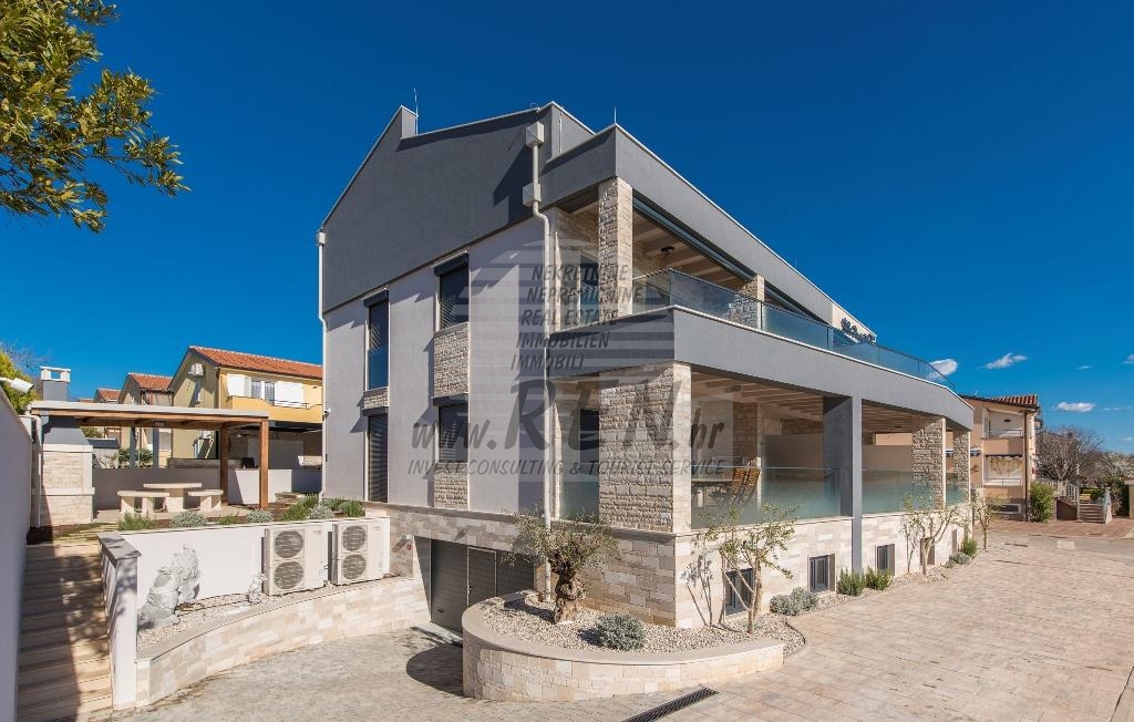 Luxury apartment in the vicinity of Umag, first row to the sea 18