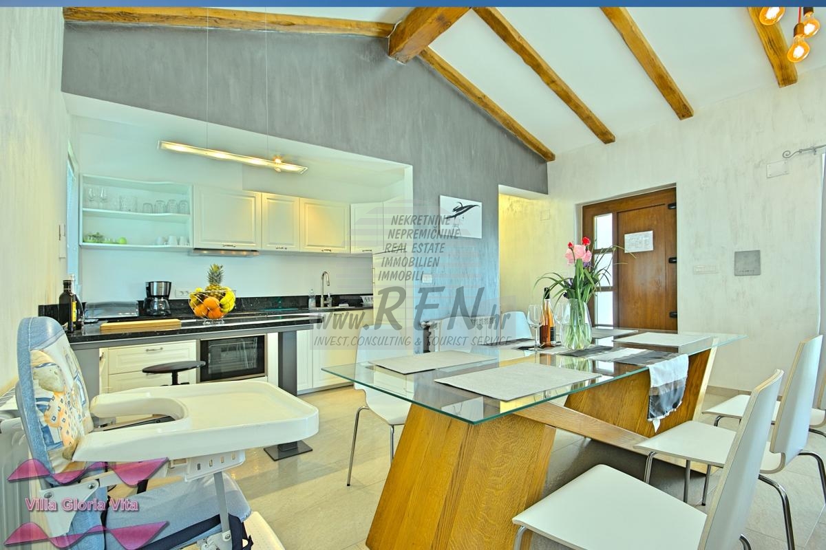 House with swimming pool near Brtonigla 10
