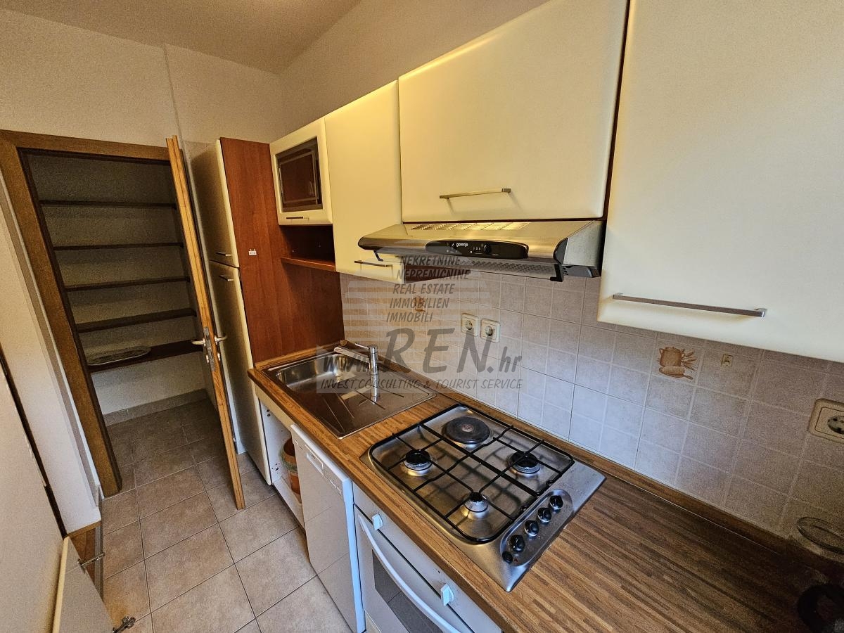 Apartment on the ground floor in the center of Novigrad 11