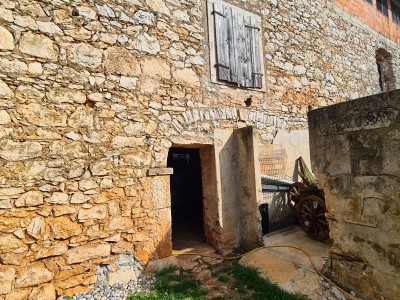 Stone house in the vicinity of Novigrad 4