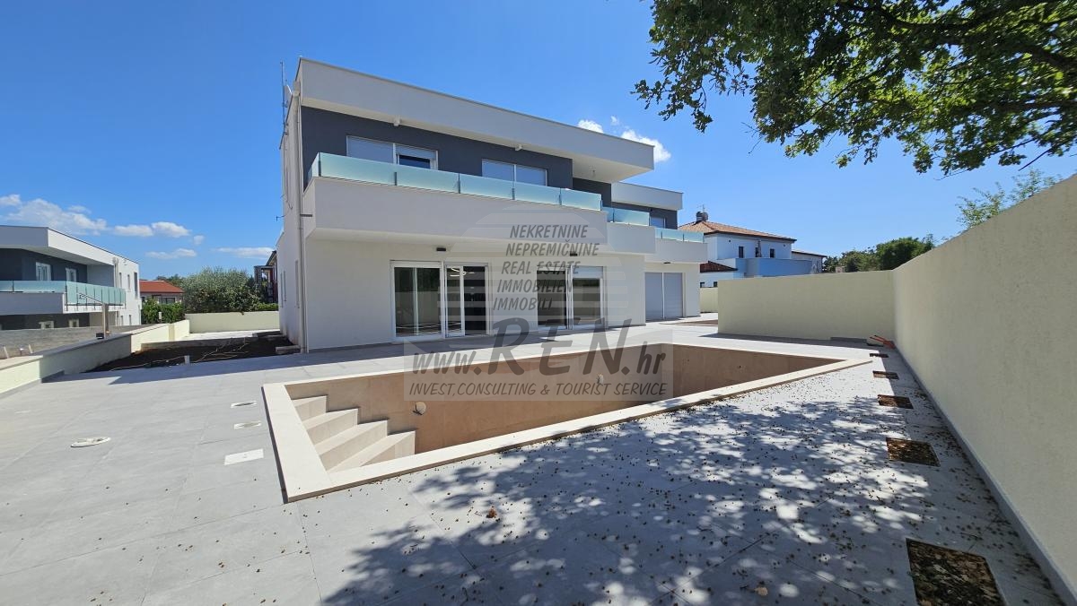 Modernes Doppelhaus mit Pool und 4 Schlafzimmern mit eigenem Bad – Kaštel, Buje (1/22)