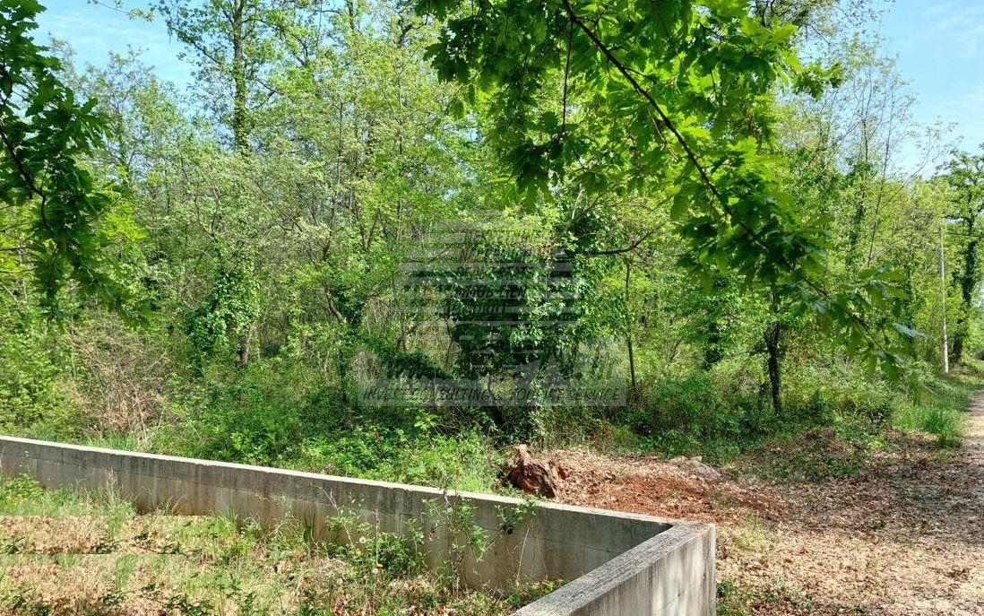 Građevinsko zemljište 761 m² samo 500 m od mora (1/3)