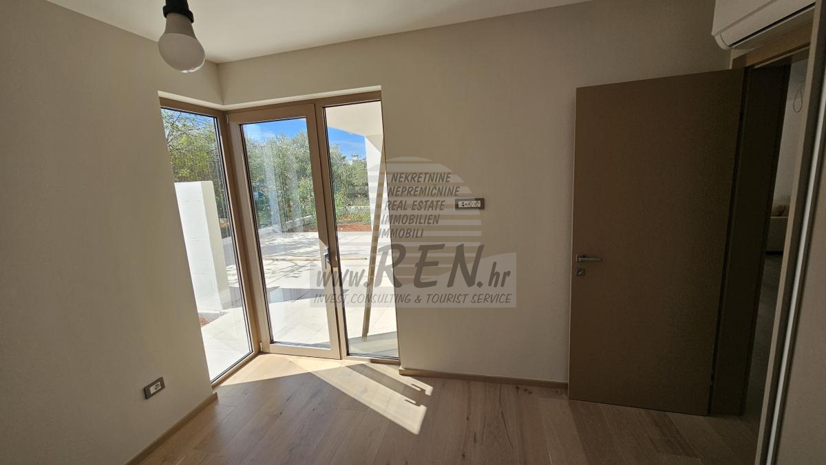 Luksuzni stan u prizemlju s privatnim vrtom – premium novogradnja, Novigrad 12