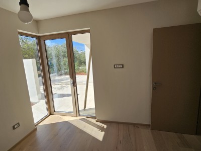 Luksuzni stan u prizemlju s privatnim vrtom – premium novogradnja, Novigrad 12