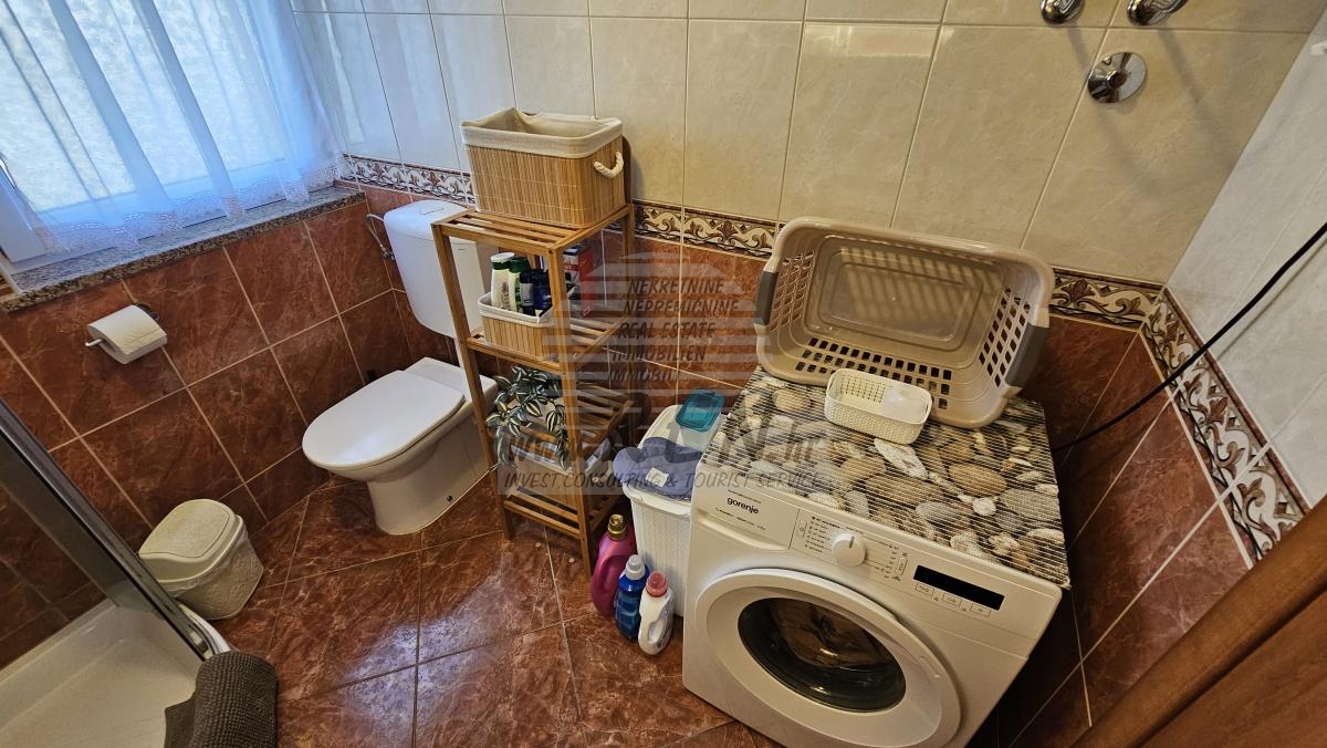 Krajnja kuća u nizu s dva stambena dijela i vrtom 8