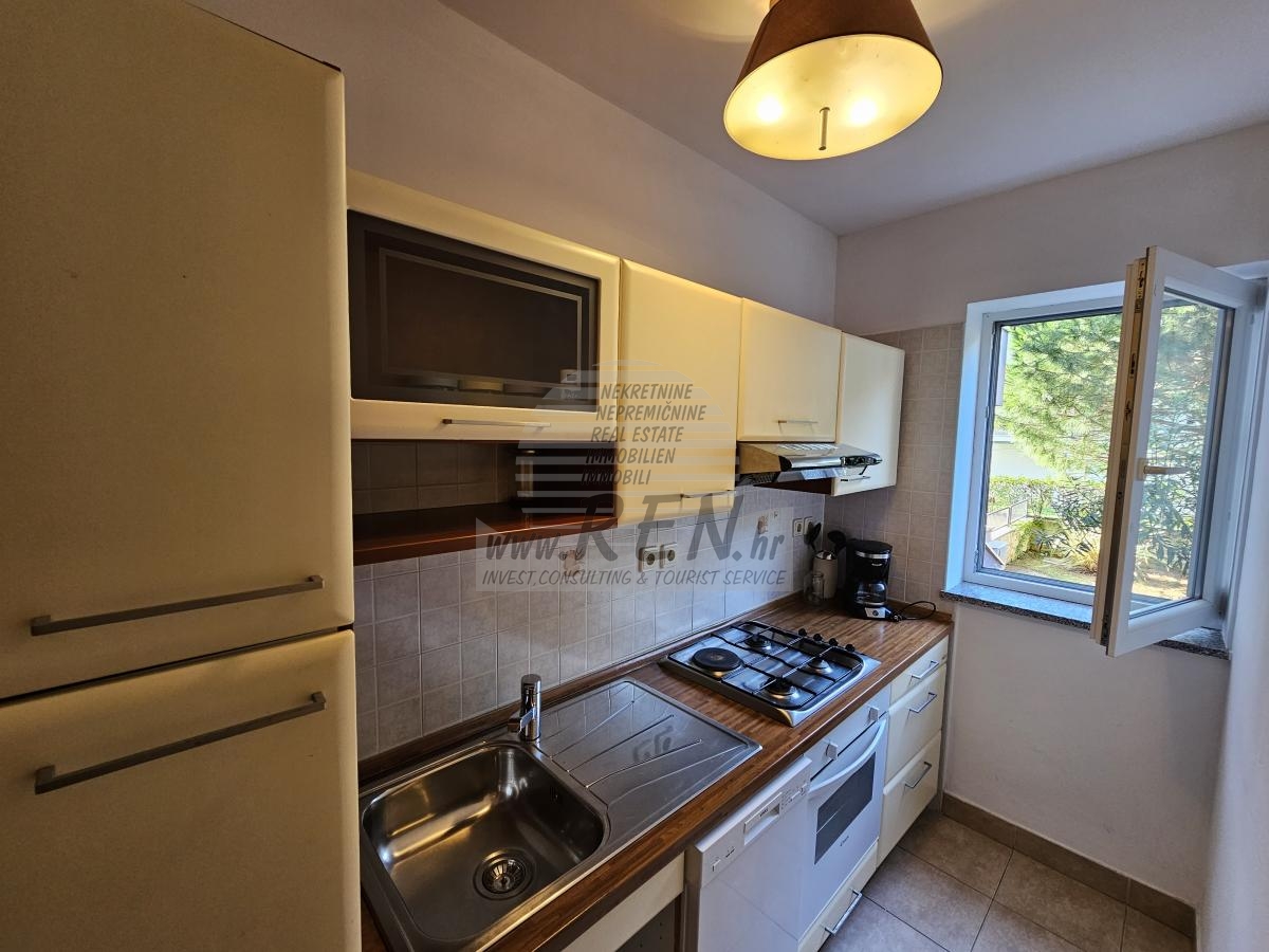 Apartment on the ground floor in the center of Novigrad 10