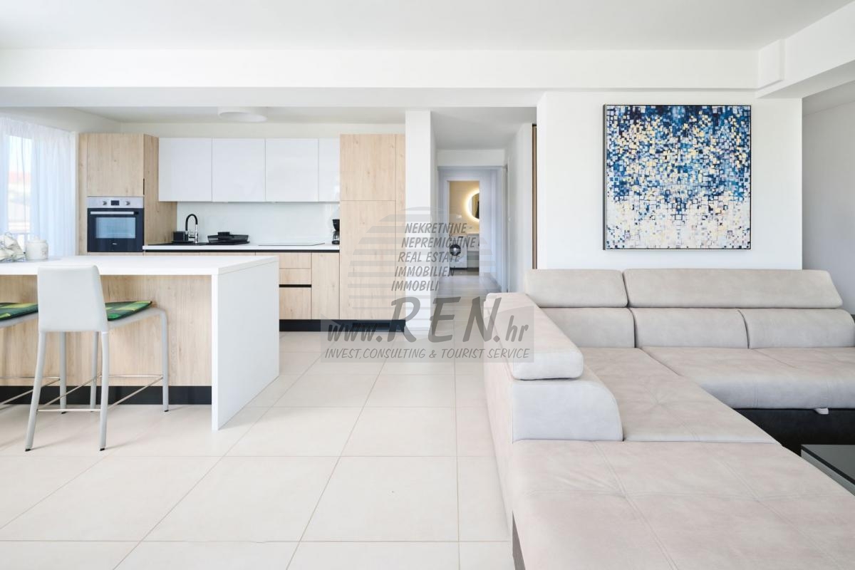 Apartment in the first row to the sea with elevator and garage 2