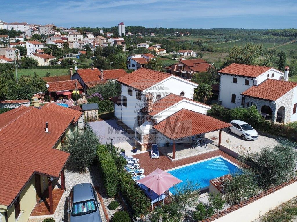 Haus mit Schwimmbad 1