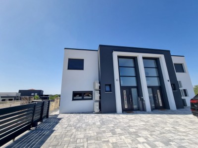 Moderno-luksuzno opremljena hiša dvojček s pogledom na morje 22