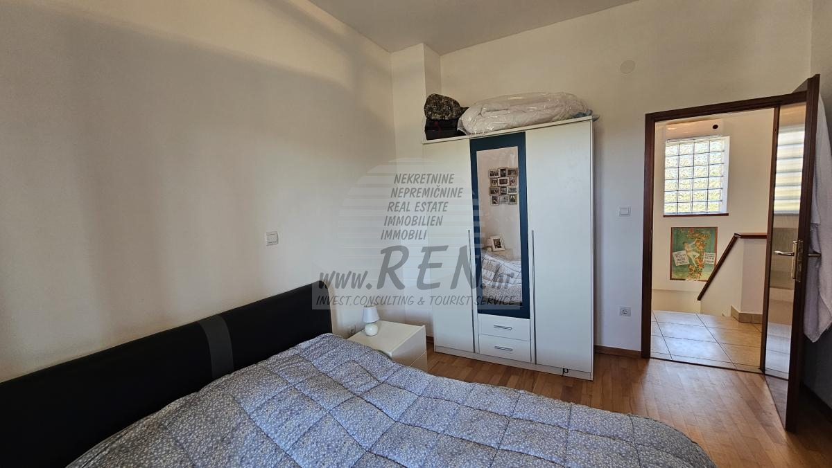 Obiteljski dom s vrtom i pogledom na more – Novigrad 12