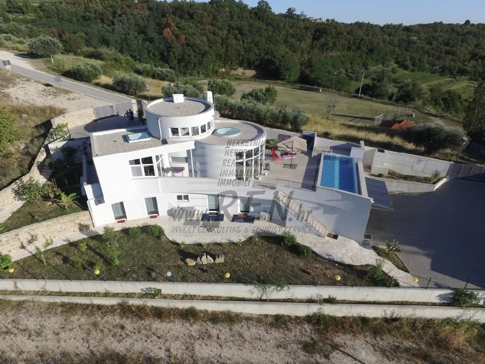 Vila v okolici Buja 1