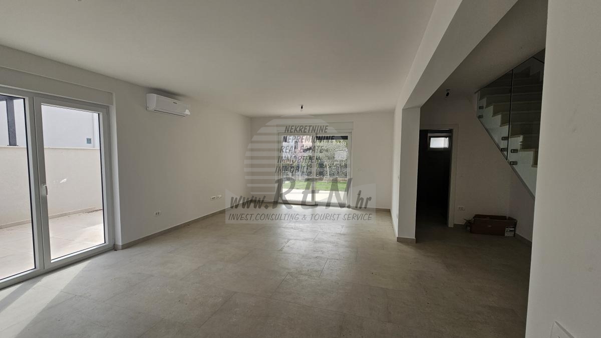 Doppelhaushälfte mit Pool in Strandnähe in Novigrad 2