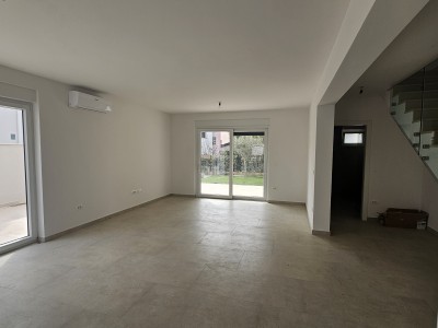 Doppelhaushälfte mit Pool in Strandnähe in Novigrad 2