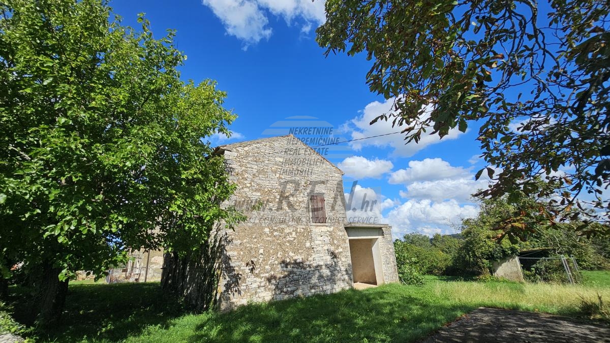 Pristna Istrska Stancija z Dvema Kamnitima Hišama in Pogledom na Naravo – Blizu Grožnjana 8