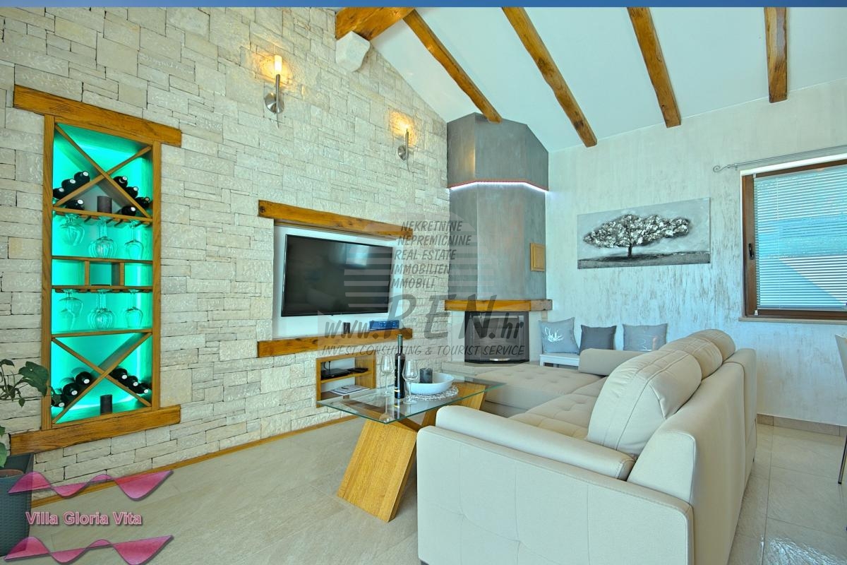 House with swimming pool near Brtonigla 9
