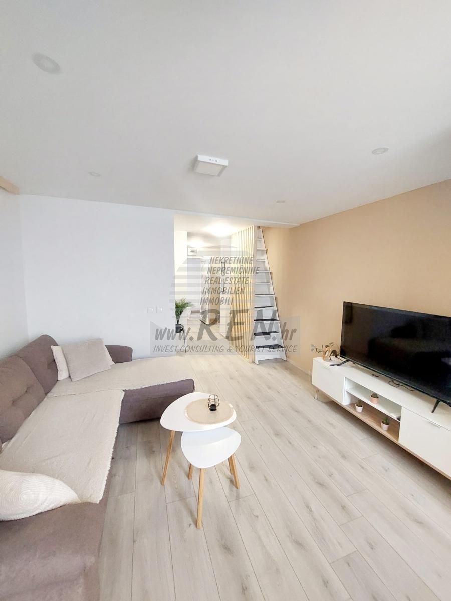 Apartment with Gallery – cozy second floor unit near the sea 6