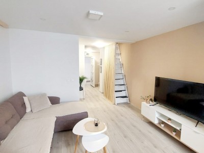 Apartment with Gallery – cozy second floor unit near the sea 6