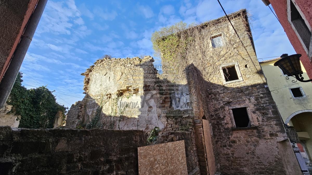 Residential building with potential in an attractive location 4