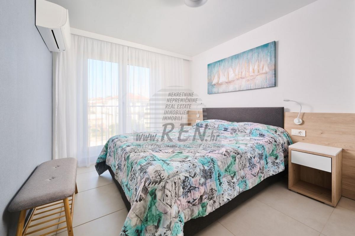 Apartment in the first row to the sea with elevator and garage 9