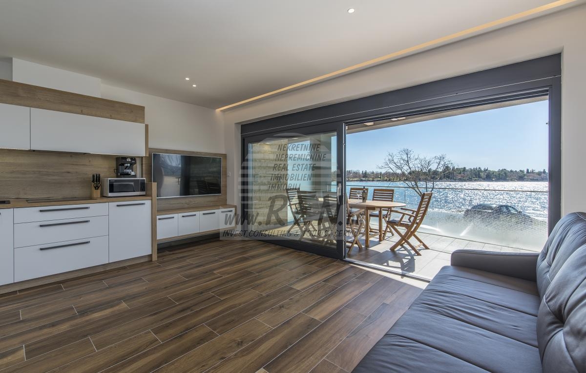 Luxury apartment in the vicinity of Umag, first row to the sea 8