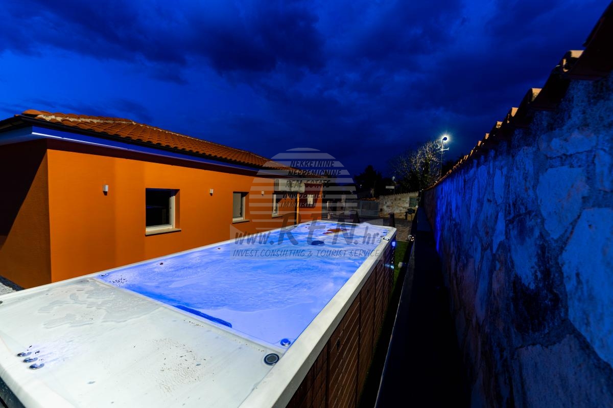 PRESTIGEHAUS MIT POOL – NUR 50 m VOM MEER 25