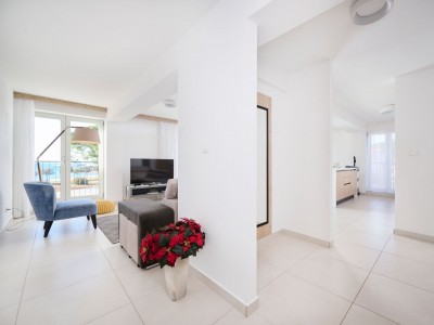 Apartment in the first row to the sea with elevator and garage 11