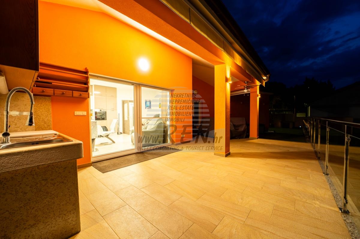 PRESTIGEHAUS MIT POOL – NUR 50 m VOM MEER 27