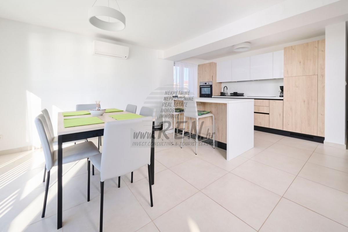 Apartment in the first row to the sea with elevator and garage 4