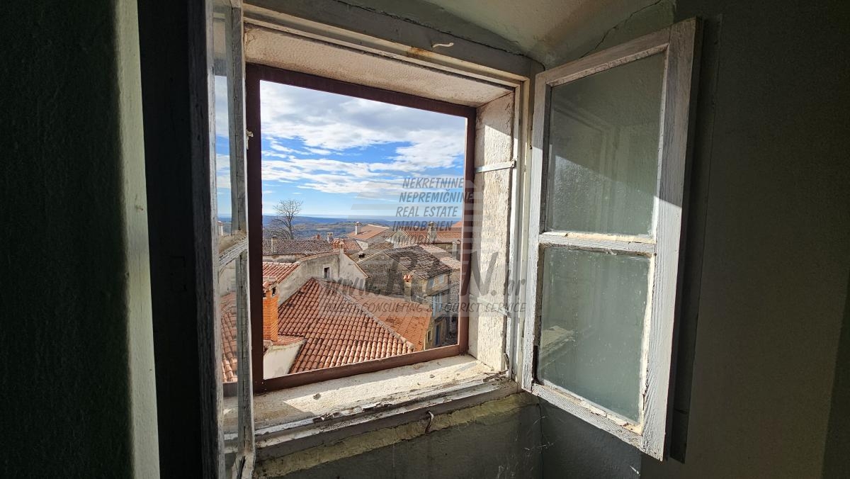 Steinhaus zur Renovierung im Herzen von Grožnjan 1