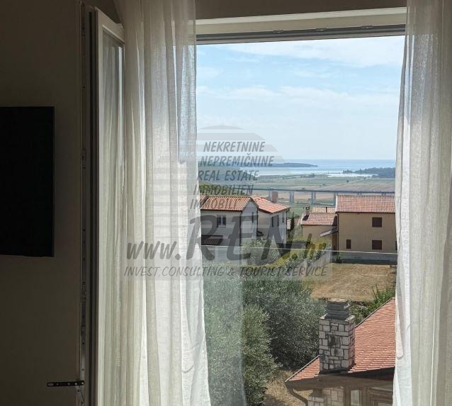 Doppelhaushälfte in ruhiger Lage mit herrlichem Blick auf das Meer und den Swimmingpool - in Gebäude 20