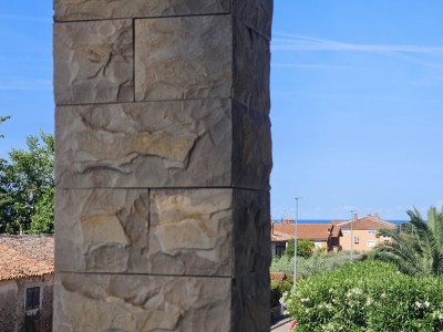 Obiteljski dom s vrtom i pogledom na more – Novigrad 10