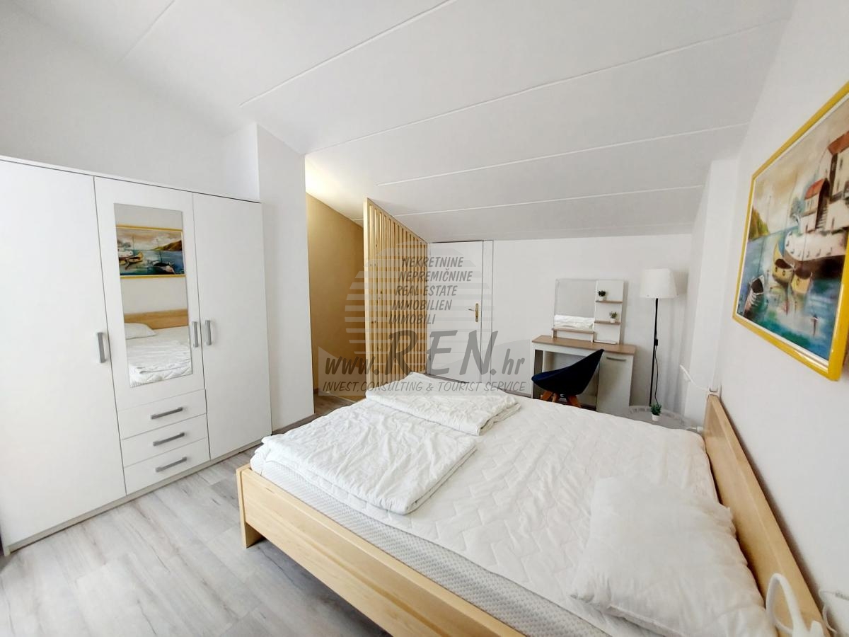 Apartment with Gallery – cozy second floor unit near the sea 1
