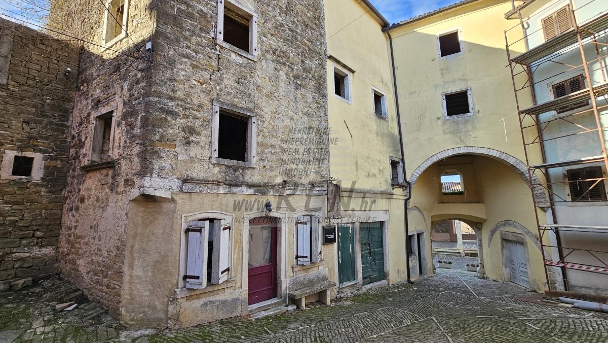 Residential building with potential in an attractive location 3