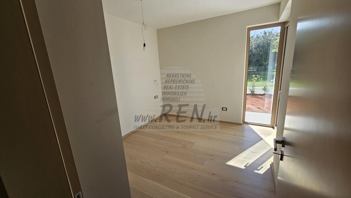 Luksuzni stan u prizemlju s privatnim vrtom – premium novogradnja, Novigrad 11