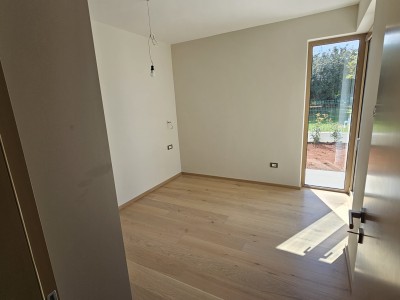Luksuzni stan u prizemlju s privatnim vrtom – premium novogradnja, Novigrad 11
