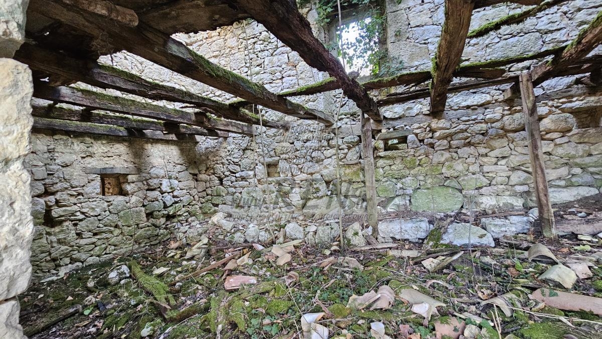 Ein großes Anwesen mit Steinhäusern 4