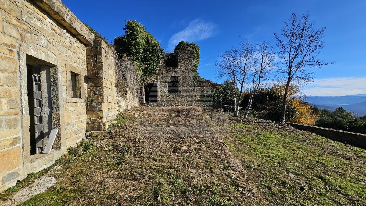 Steinruine mit Atemberaubendem Blick auf Motovun 3
