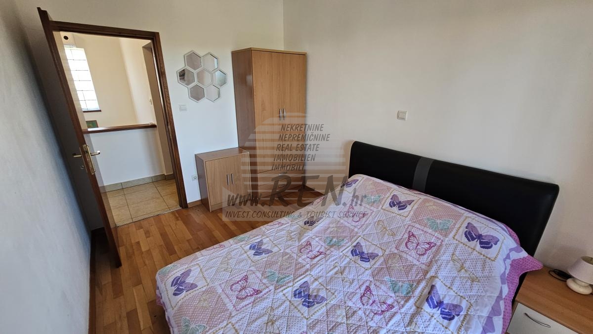 Obiteljski dom s vrtom i pogledom na more – Novigrad 14