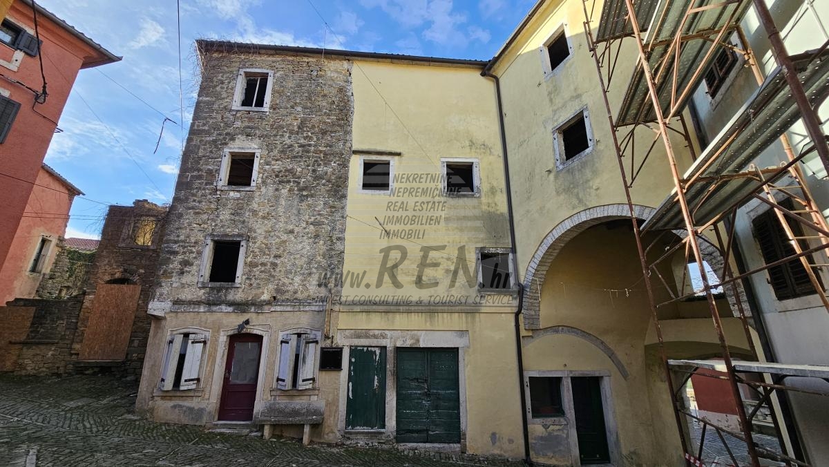 Residential building with potential in an attractive location 1