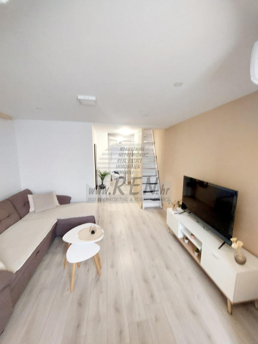 Apartment with Gallery – cozy second floor unit near the sea 5