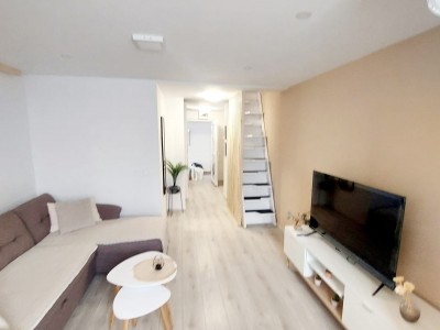 Apartment with Gallery – cozy second floor unit near the sea 5