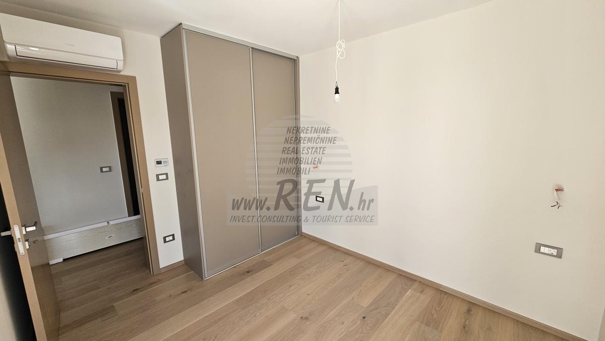 Luksuzni stan u prizemlju s privatnim vrtom – premium novogradnja, Novigrad 13