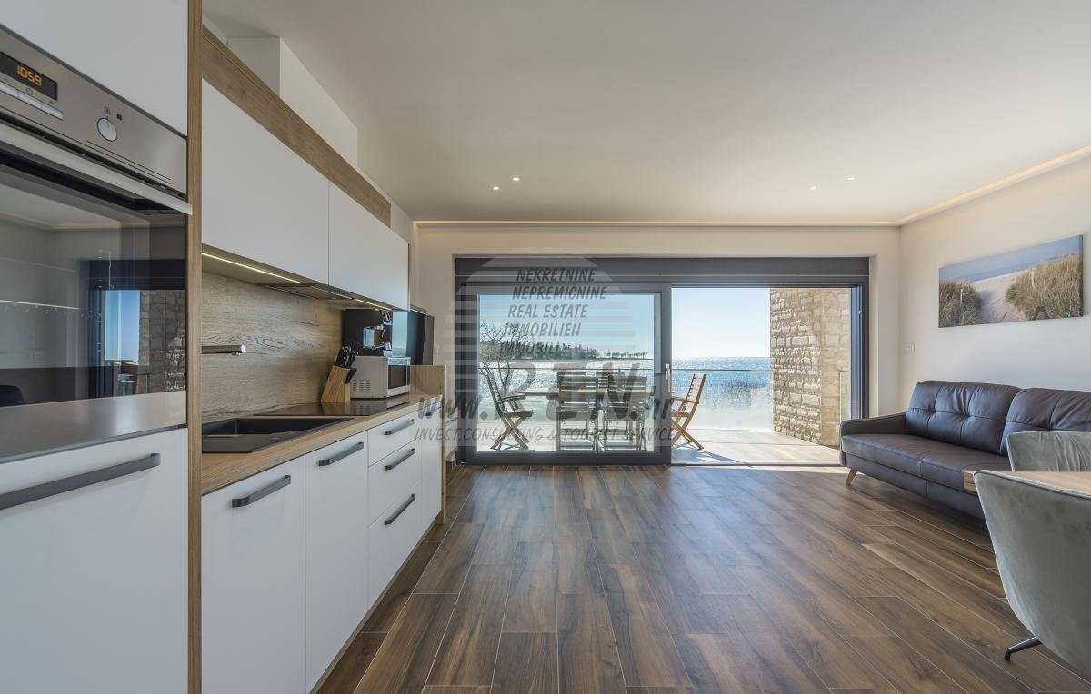 Luxury apartment in the vicinity of Umag, first row to the sea 6