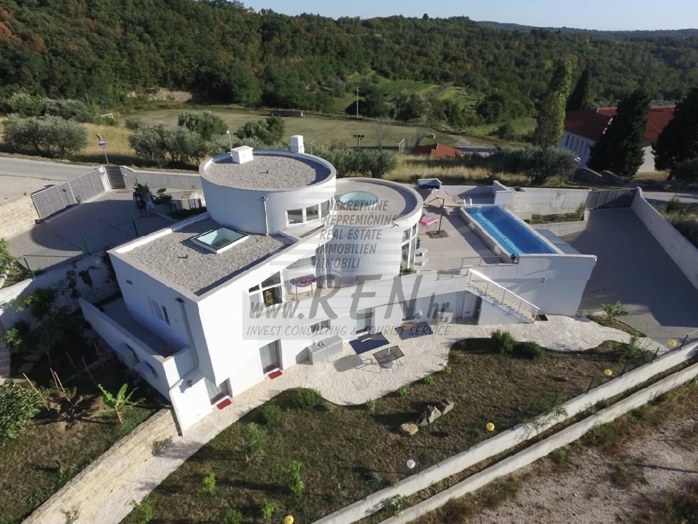 Vila v okolici Buja 4
