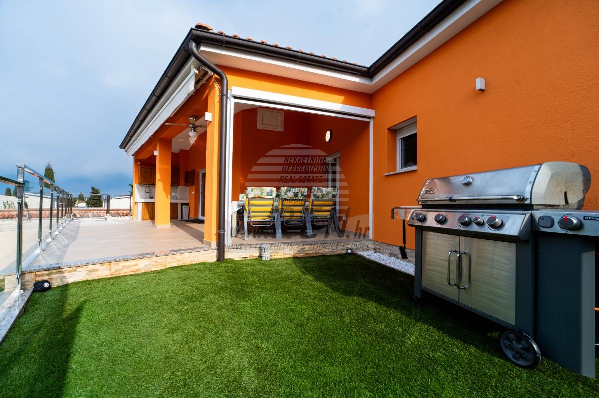 PRESTIGEHAUS MIT POOL – NUR 50 m VOM MEER 10
