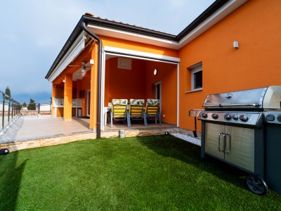 PRESTIGEHAUS MIT POOL – NUR 50 m VOM MEER 10