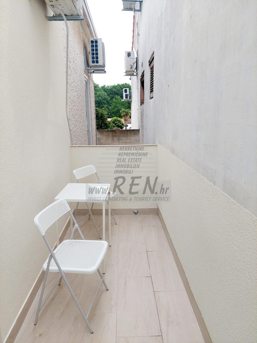 Apartment with Gallery – cozy second floor unit near the sea 8