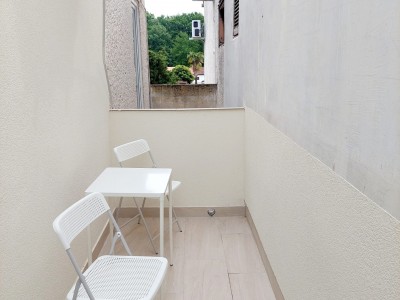 Apartment with Gallery – cozy second floor unit near the sea 8